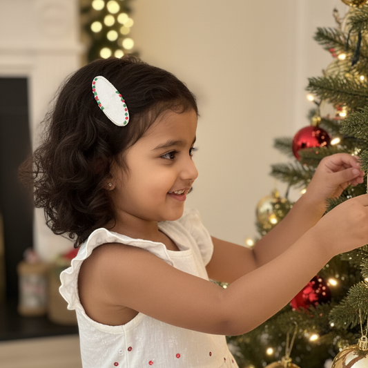 Christmas snap clip for baby girl, beaded holiday hair clip, handmade Christmas hair accessory, festive snap clip for kids, red and green hair clip, baby Christmas hair bow, toddler Christmas fashion, handmade baby hair clip, festive accessories for girls, Christmas gift for toddlers