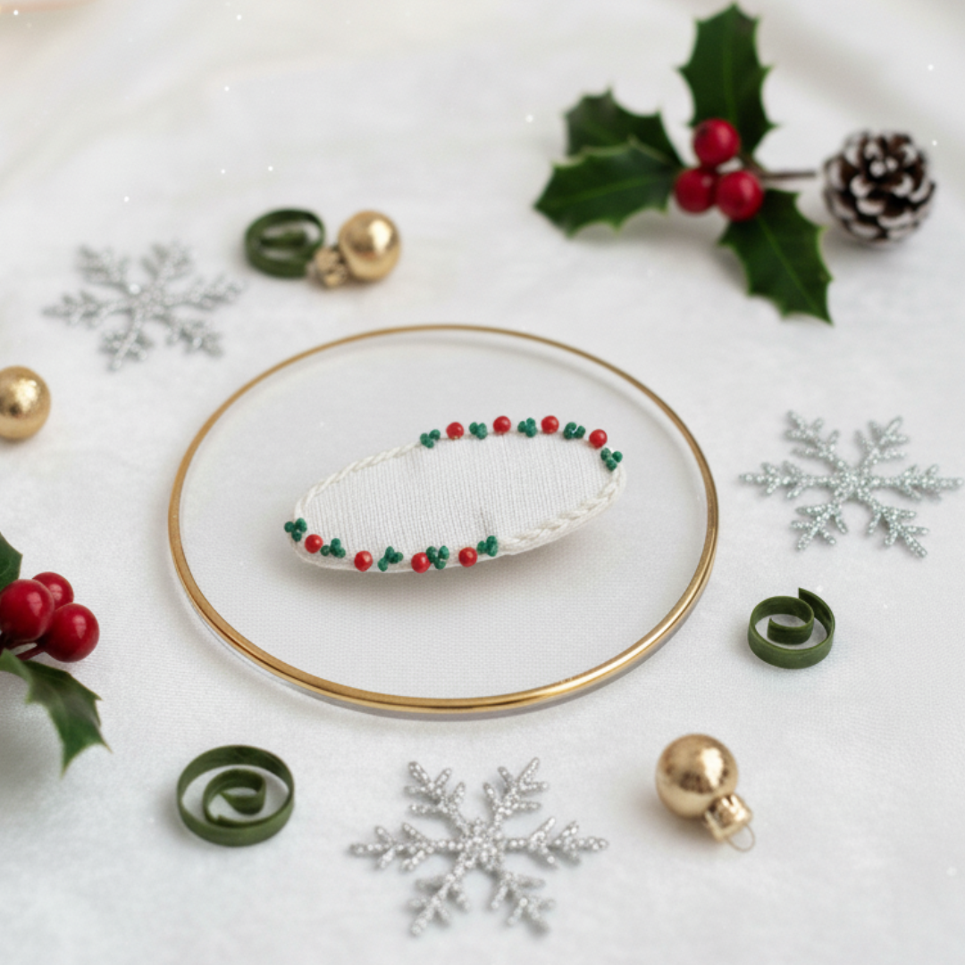 Christmas snap clip for baby girl, beaded holiday hair clip, handmade Christmas hair accessory, festive snap clip for kids, red and green hair clip, baby Christmas hair bow, toddler Christmas fashion, handmade baby hair clip, festive accessories for girls, Christmas gift for toddlers